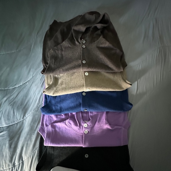 A BUNDLE OF 8 BUTTON UP CASHMERE VEST WITH A HOOD AND TWO POCKETS - Picture 4 of 8